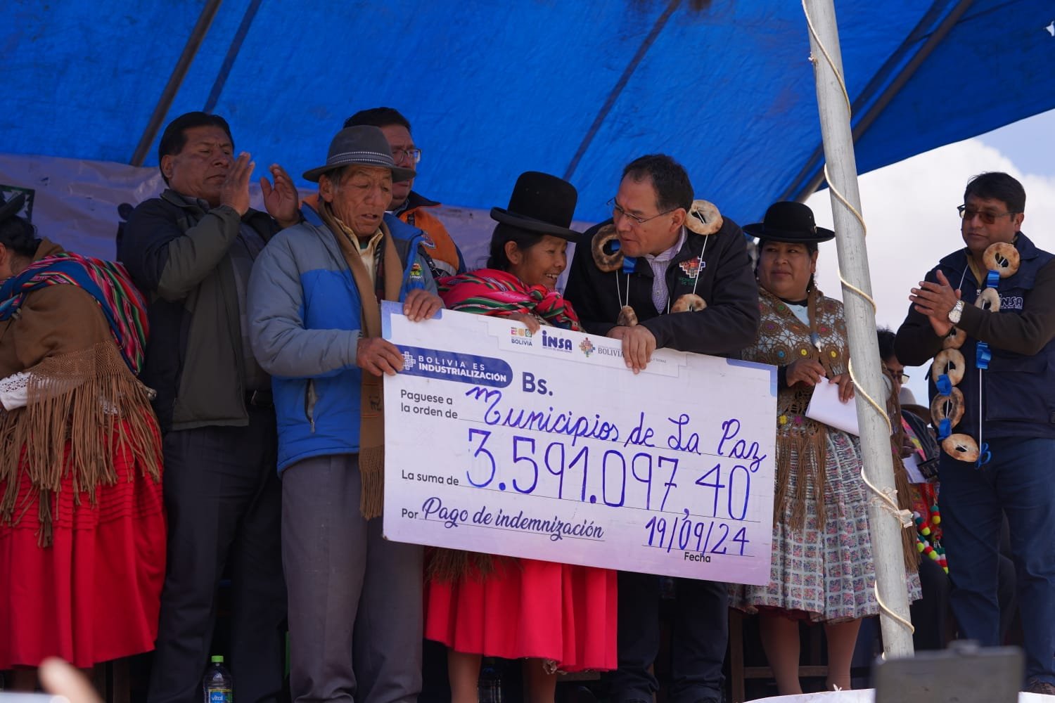 Entregan cisternas, insumos y seguro agrario a productores de La Paz con inversión de Bs 13,4 millones