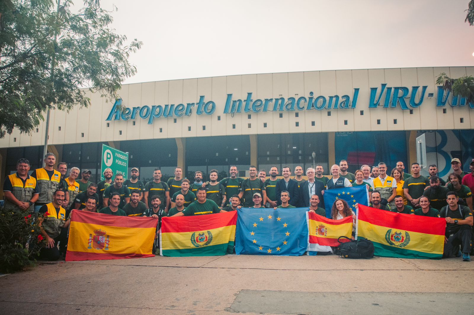 Especialistas y bomberos forestales españoles se suman a la lucha contra los incendios forestales en Santa Cruz