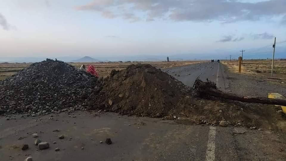 Reportan pérdidas diarias de Bs 700.000 en el sector lechero por bloqueo en la ruta a Copacabana