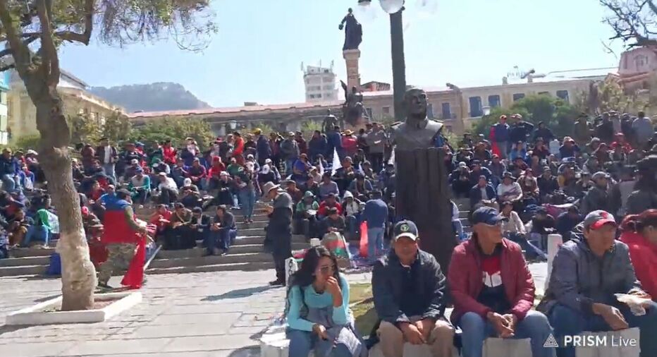 Organizaciones sociales instalan vigilia en plaza Murillo, llaman al pueblo a defender la democracia 