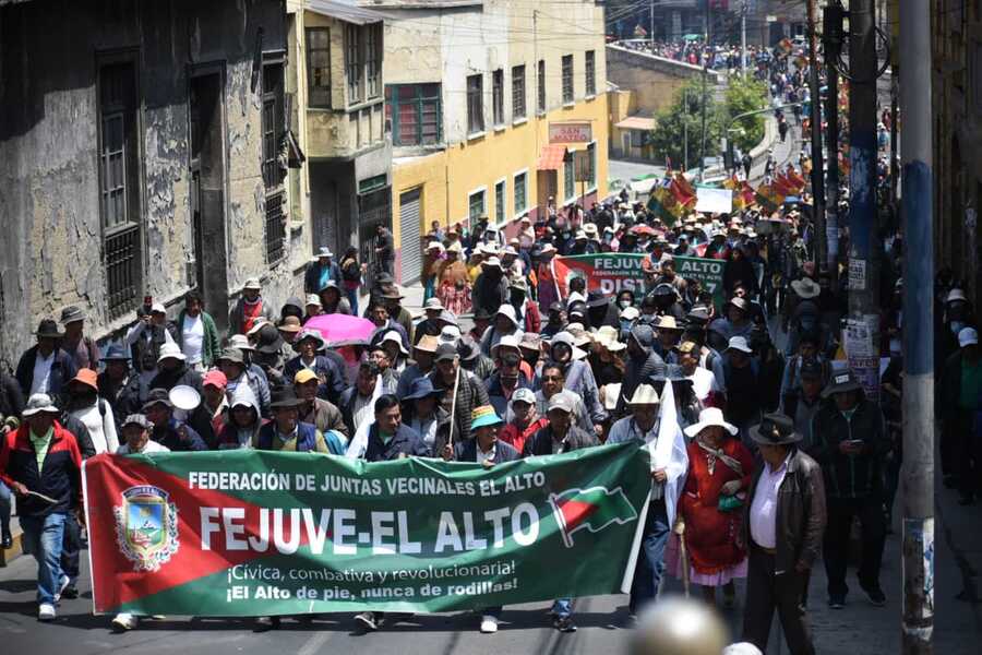 Marcha de la Alteñidad llega a la Casa Grande demandando respeto al orden constitucional y entrega pliego petitorio