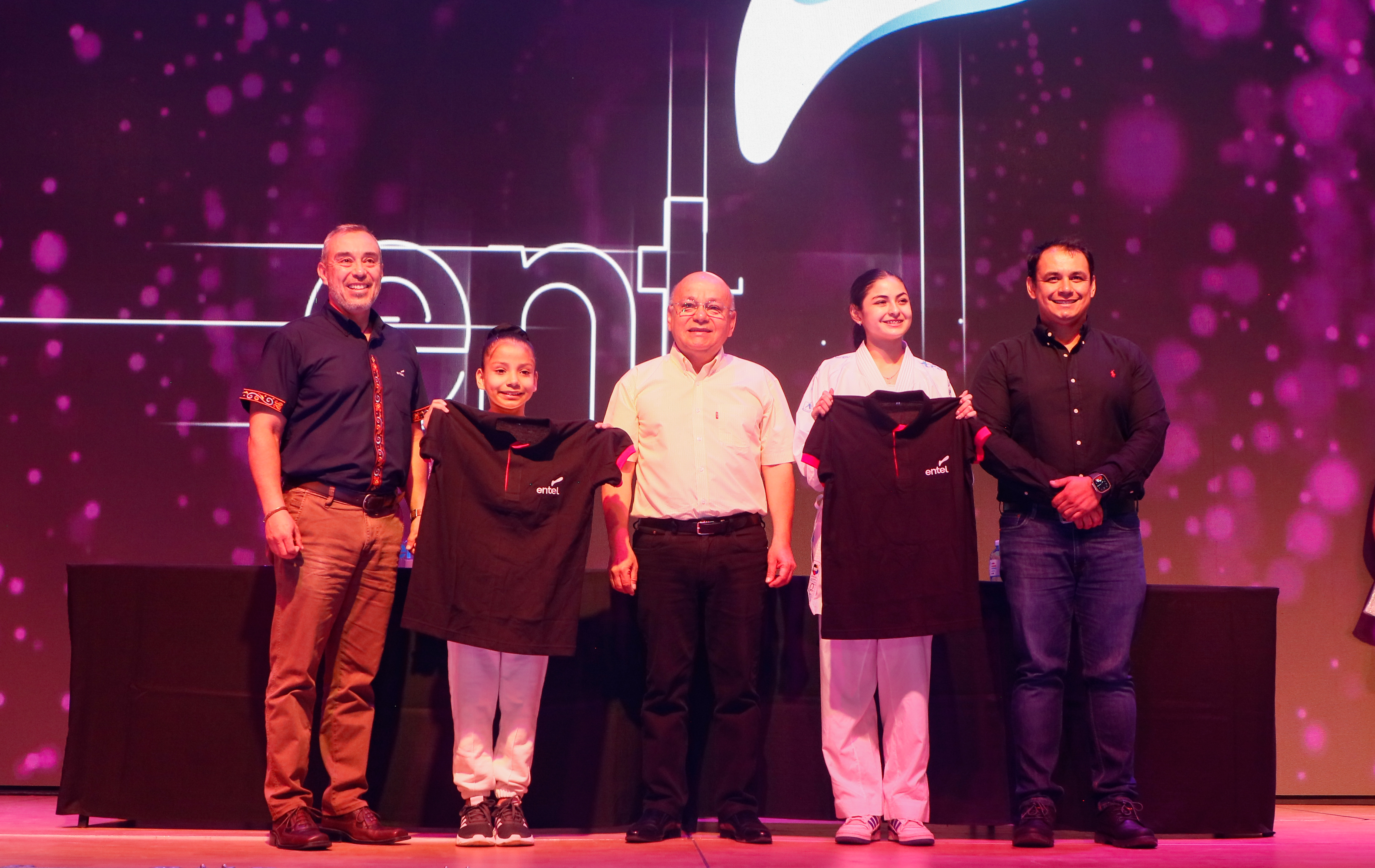 Entel impulsa el talento deportivo boliviano en karate y gimnasia