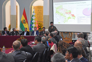 Arce se reúne con embajadores y destaca la importancia de mayor cooperación contra los incendios