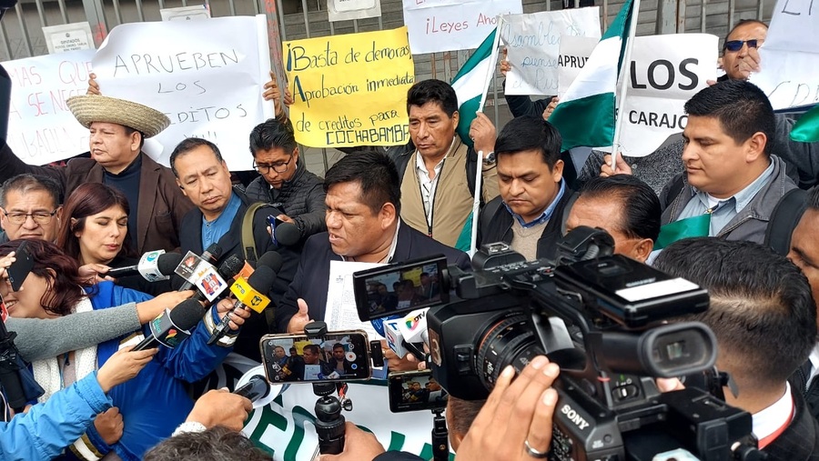 Alcaldes cruceños instalan vigilia en el Legislativo, exige aprobar créditos para atender desastres naturales 