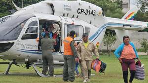 Operativos aéreos rescatan a 27 personas aisladas por el desborde del río Grande en Santa Cruz
