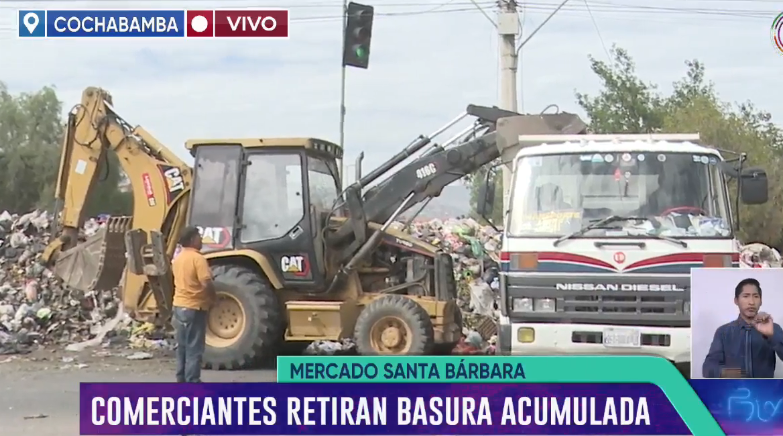 Comerciantes levantan basura que se acumula cerca del mercado Santa Barbara en Cochabamba