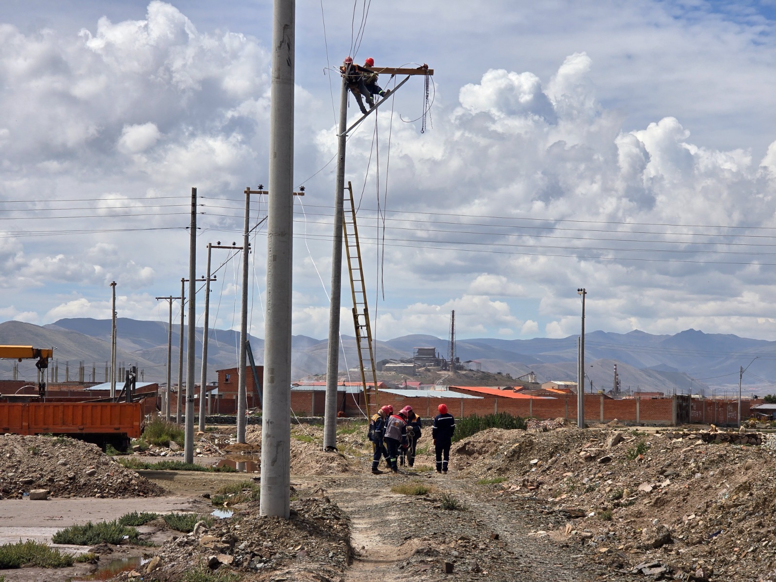 Avanza proyecto para potenciar suministro eléctrico en la zona industrial de Oruro 