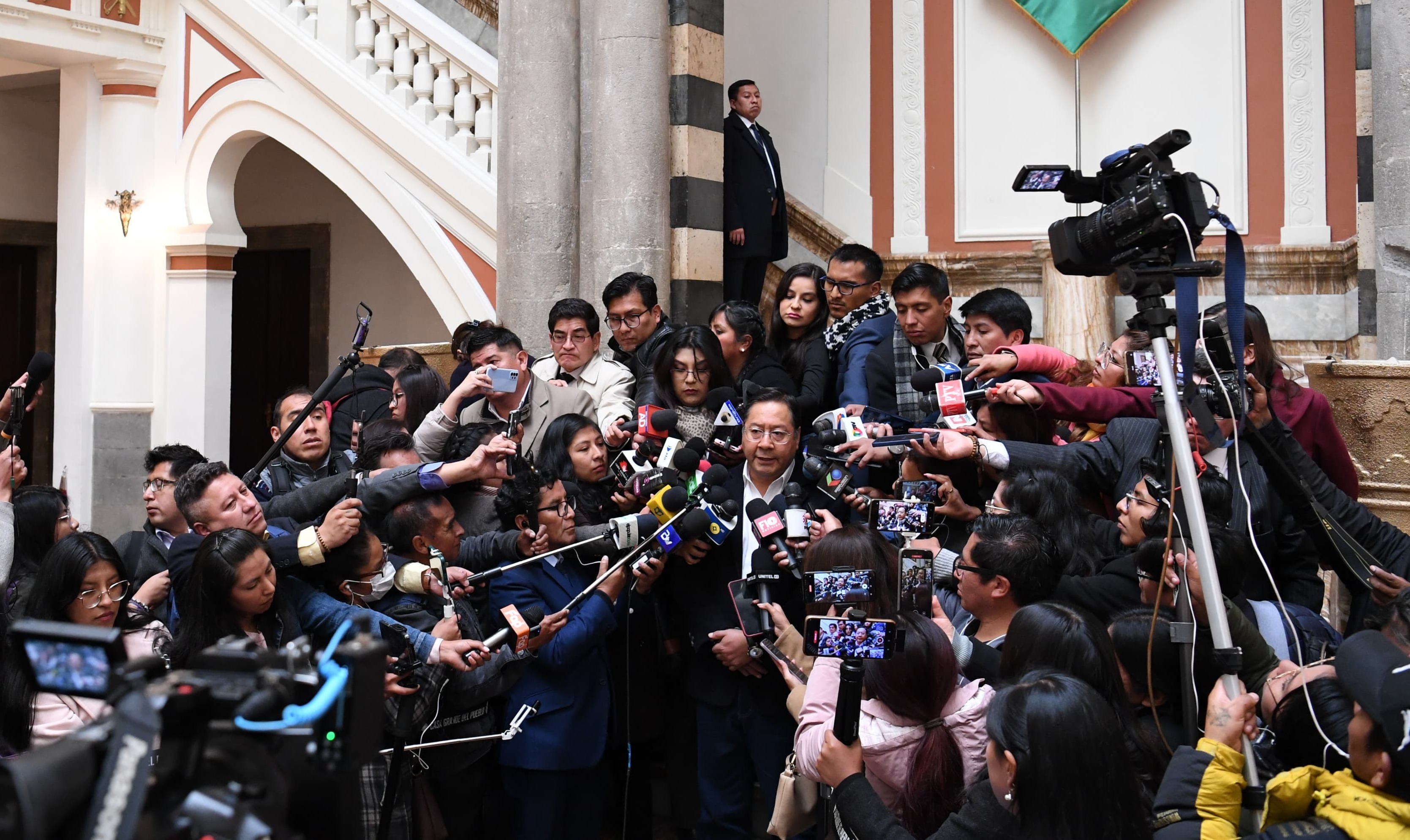 Presidente Arce reprocha que el Legislativo no apruebe crédito para asegurar voto en el exterior