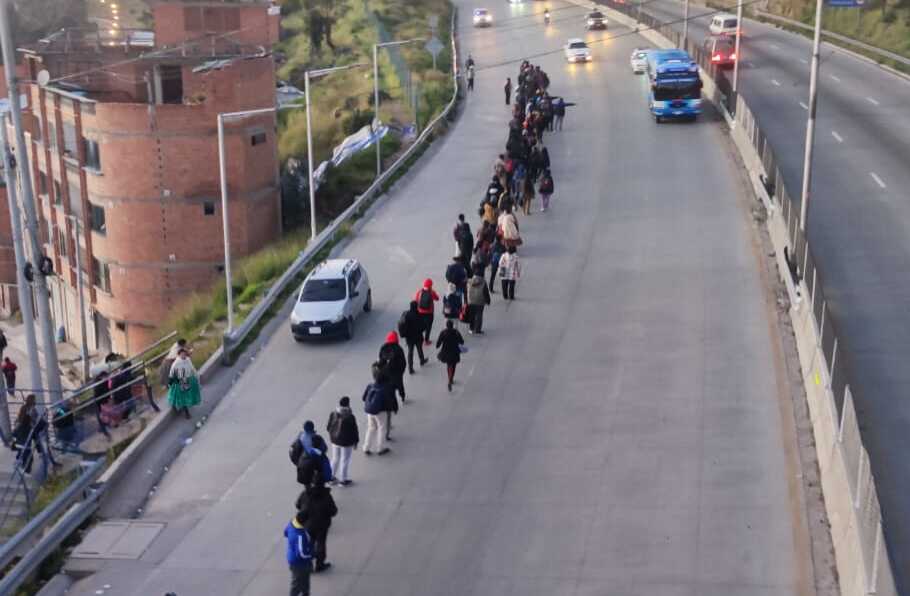 La Paz amanece bloqueada y Chambilla insiste en congelar las tarifas del transporte público