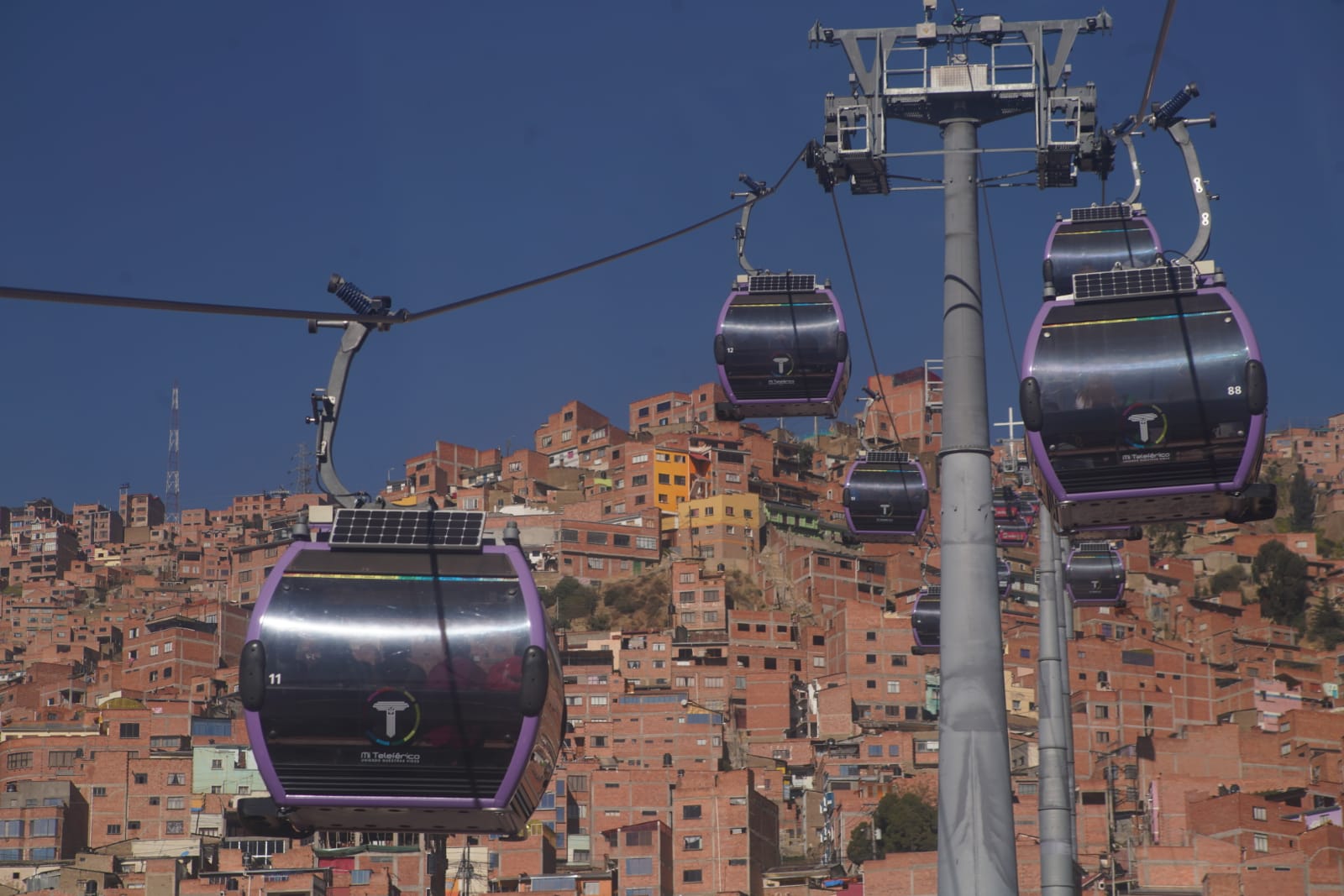 Ministro ratifica que el Teleférico no está en déficit y cuestiona a economista 