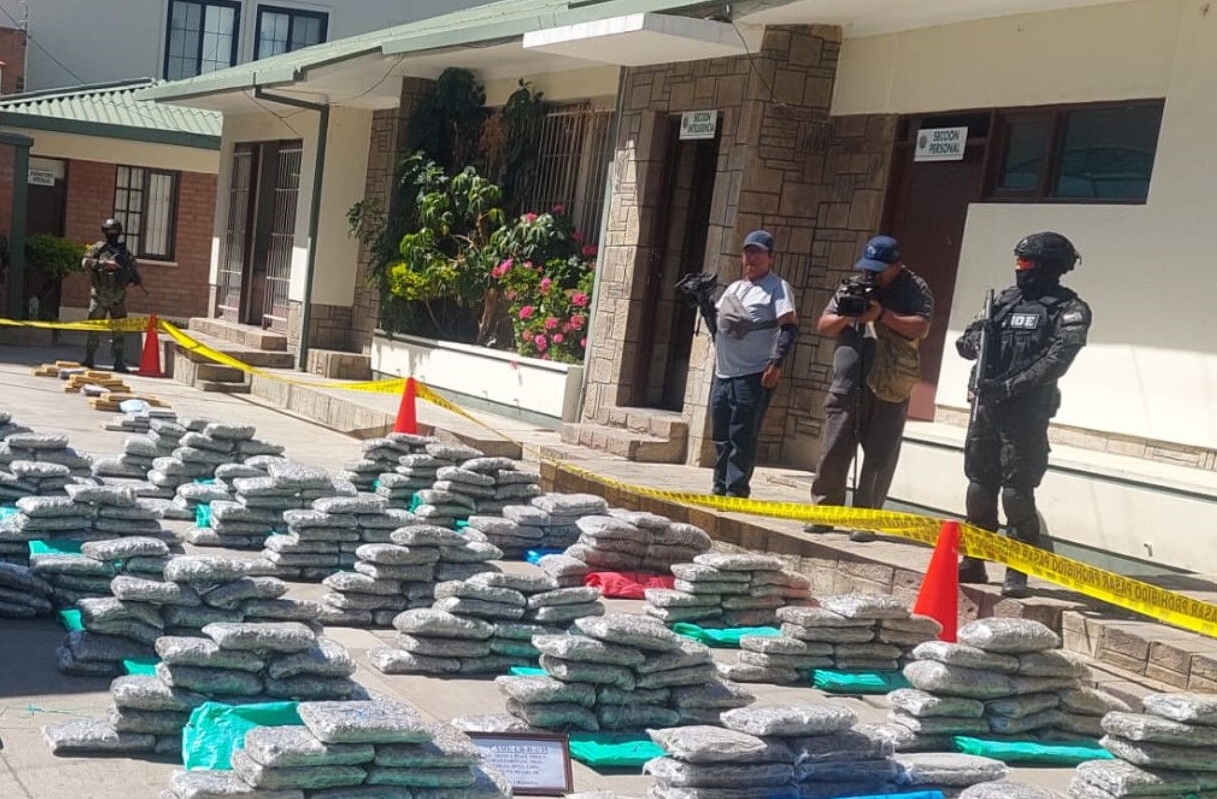 Interceptan minibús que trasladaba 50 sacos de yute con marihuana a Chile