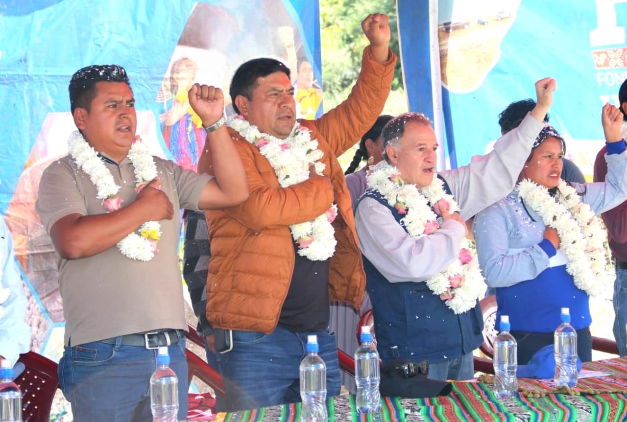 Acto de entrega de maquinaria pesada para la producción de Tolata, Cochabamba. Foto: MDRyT
