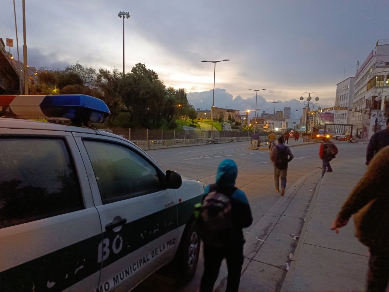 Policía garantiza paso libre en la Autopista La Paz – El Alto en segundo día de paro de chóferes 