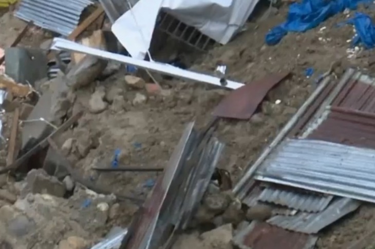 La Paz: Cae talud en la zona Vino Tinto y destruye al menos dos viviendas