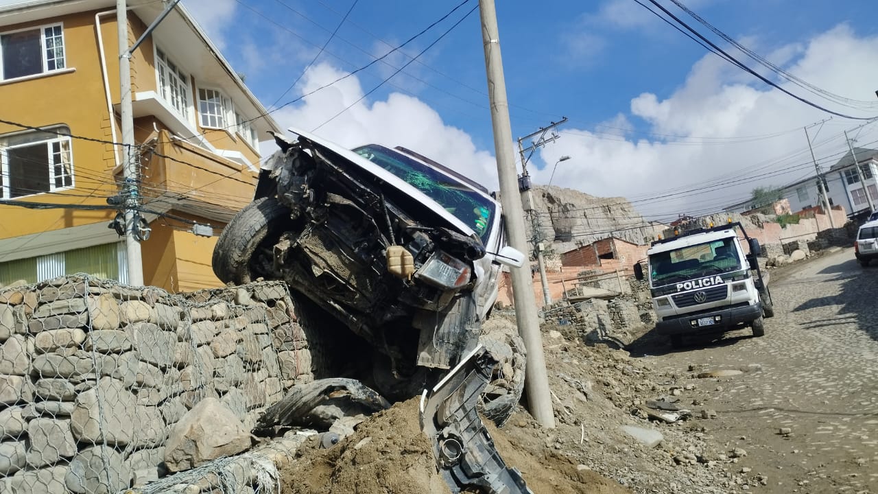 Vagoneta colisiona con un poste y deja 6 personas heridas en la avenida Los Sargentos