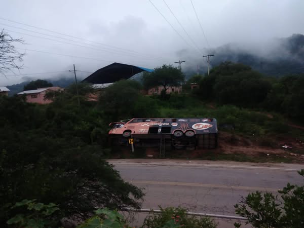 Accidente de tránsito en la ruta Tarija – Santa Cruz deja 2 fallecidos y más de 25 heridos