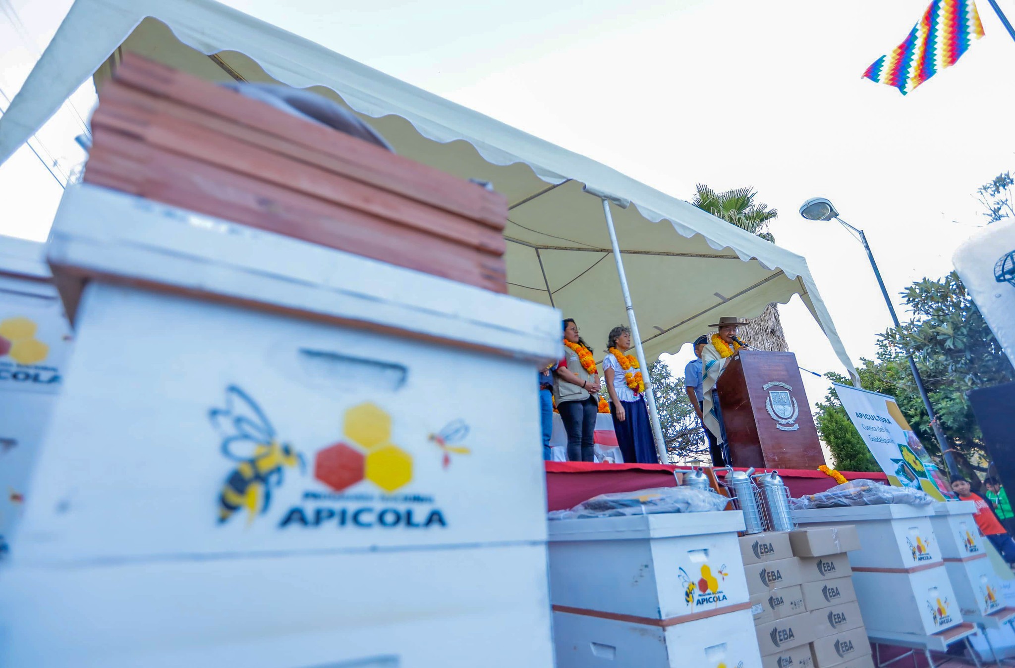 En Padcaya abren agencia del Banco Unión y entregan 38 viviendas e insumos para la apicultura