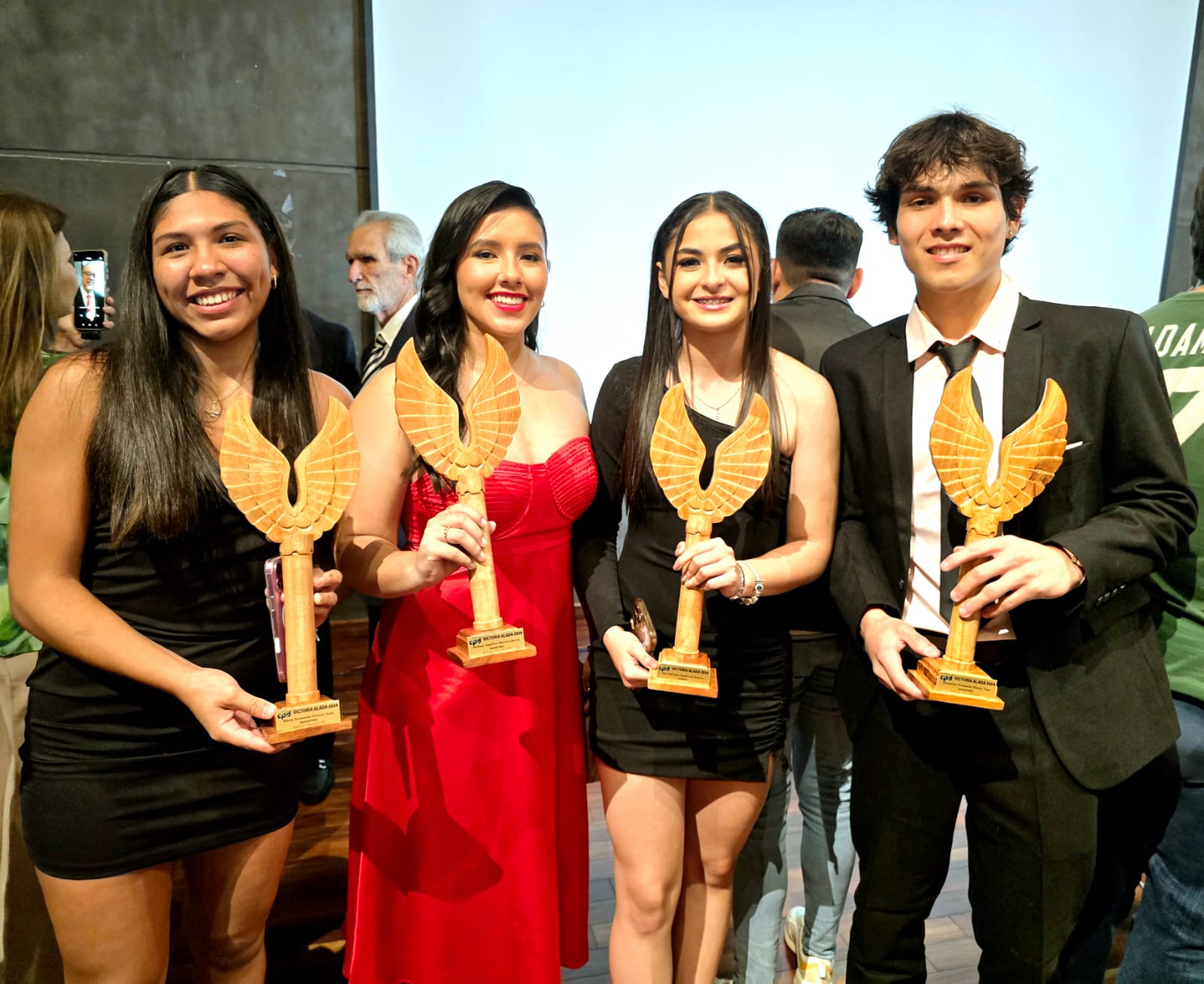 Reconocen a 68 deportistas cruceños con el premio “Victoria Alada”, 10 son del programa Sueño Bicentenario