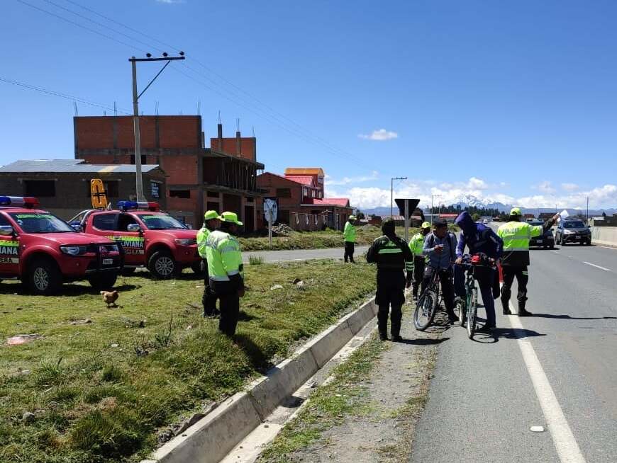 Más 500 efectivos de la Policía y 11 puntos de control en la ruta La Paz – Copacabana garantizan seguridad a peregrinos 