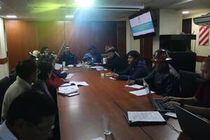Ministro Ruiz y dirigentes tratan demandas del pliego cobista