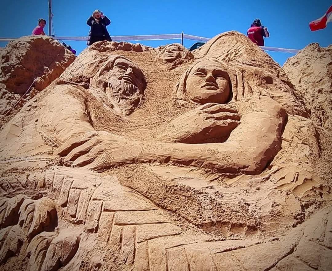 En Oruro exhiben imponentes esculturas de pasajes bíblicos en arena