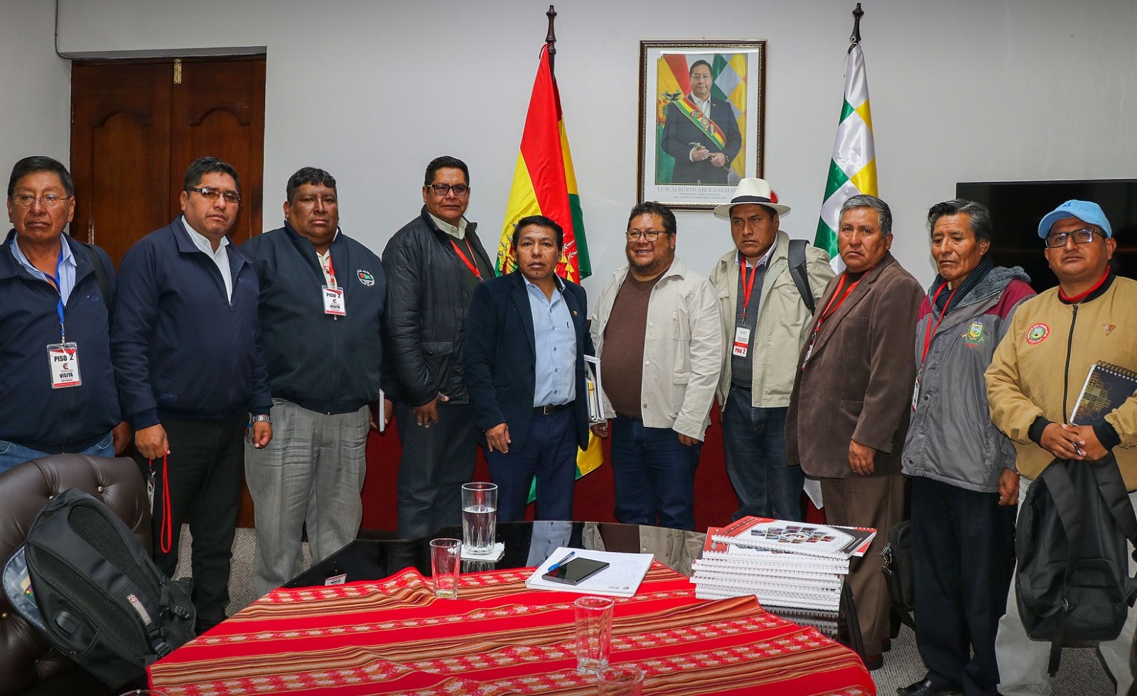 Ministro Rodríguez y vecinos de El Alto acuerdan impulsar proyectos sociales