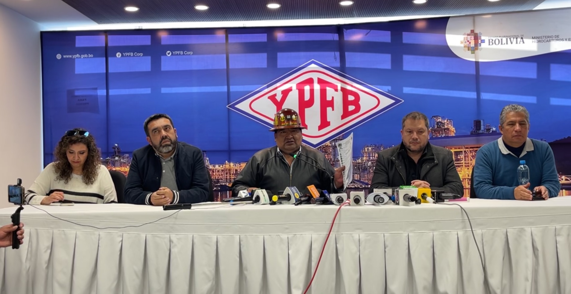 Ministros aseguran que tienen poder de decisión y convocan a cooperativistas mineros a reinstalar diálogo