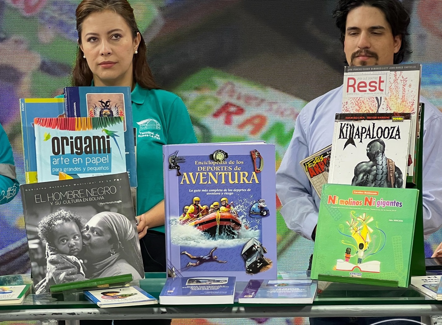 Instalan Feria del Libro con un sector para lectura en la Terminal de Buses de La Paz