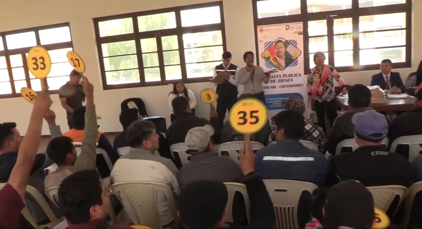 Proceso de subasta pública de motorizados incautados por la Dircabi en Cochabamba. Captura: Sko Tv