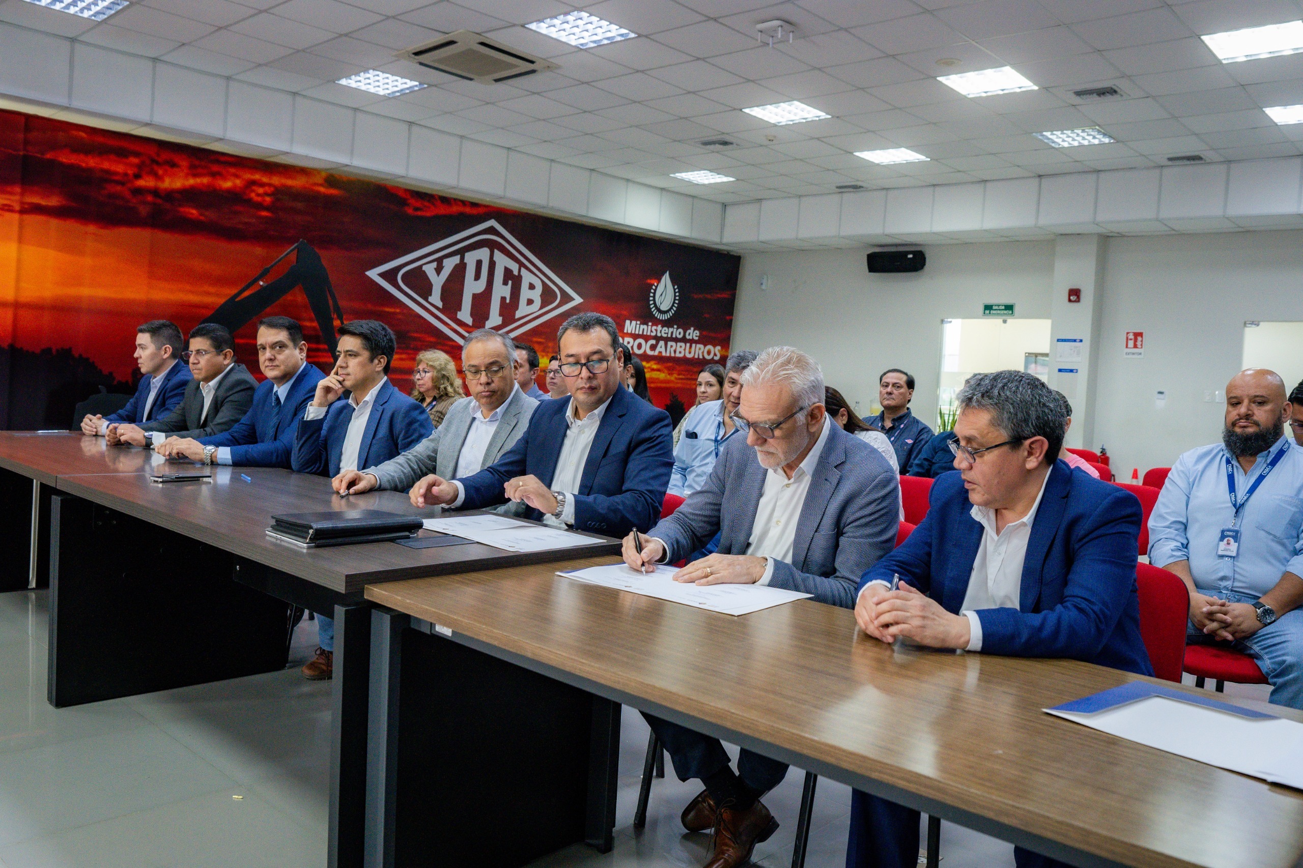 Filiales y subsidiarias de YPFB participan con el 43,25% en las inversiones del sector