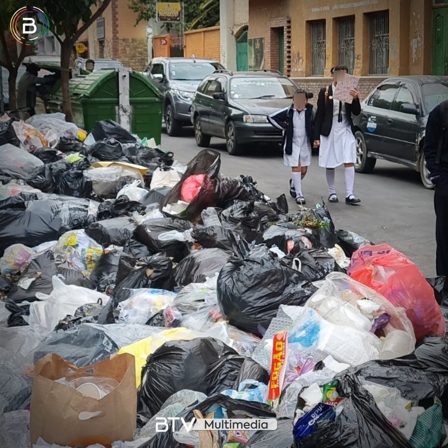 Padres bloquean avenidas en Cochabamba por acumulación de basura y exigen solución al alcalde Reyes Villa
