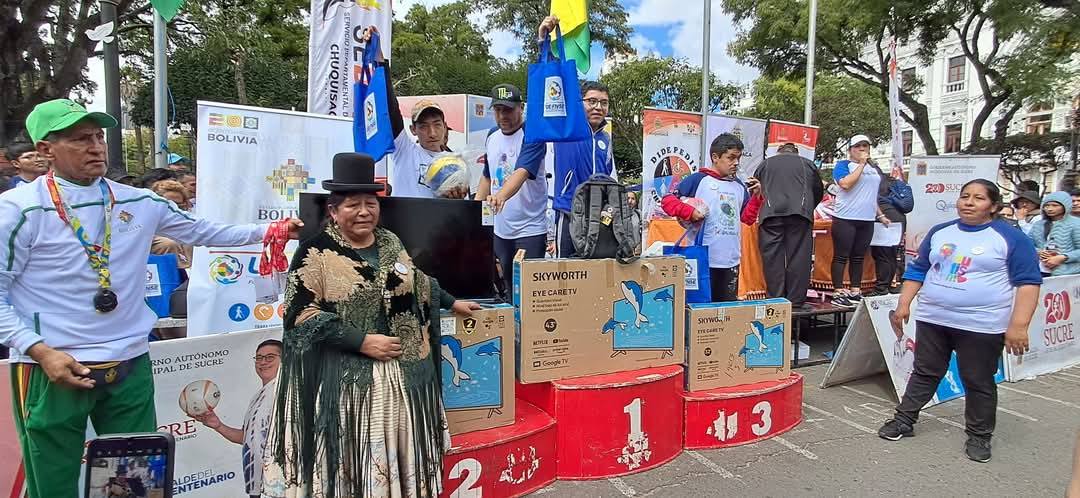 Premiación a los primeros lugares de la 3ra versión de la carrera pedestre "Yo corro por una persona con autismo", en Sucre. Foto: UE-FNSE