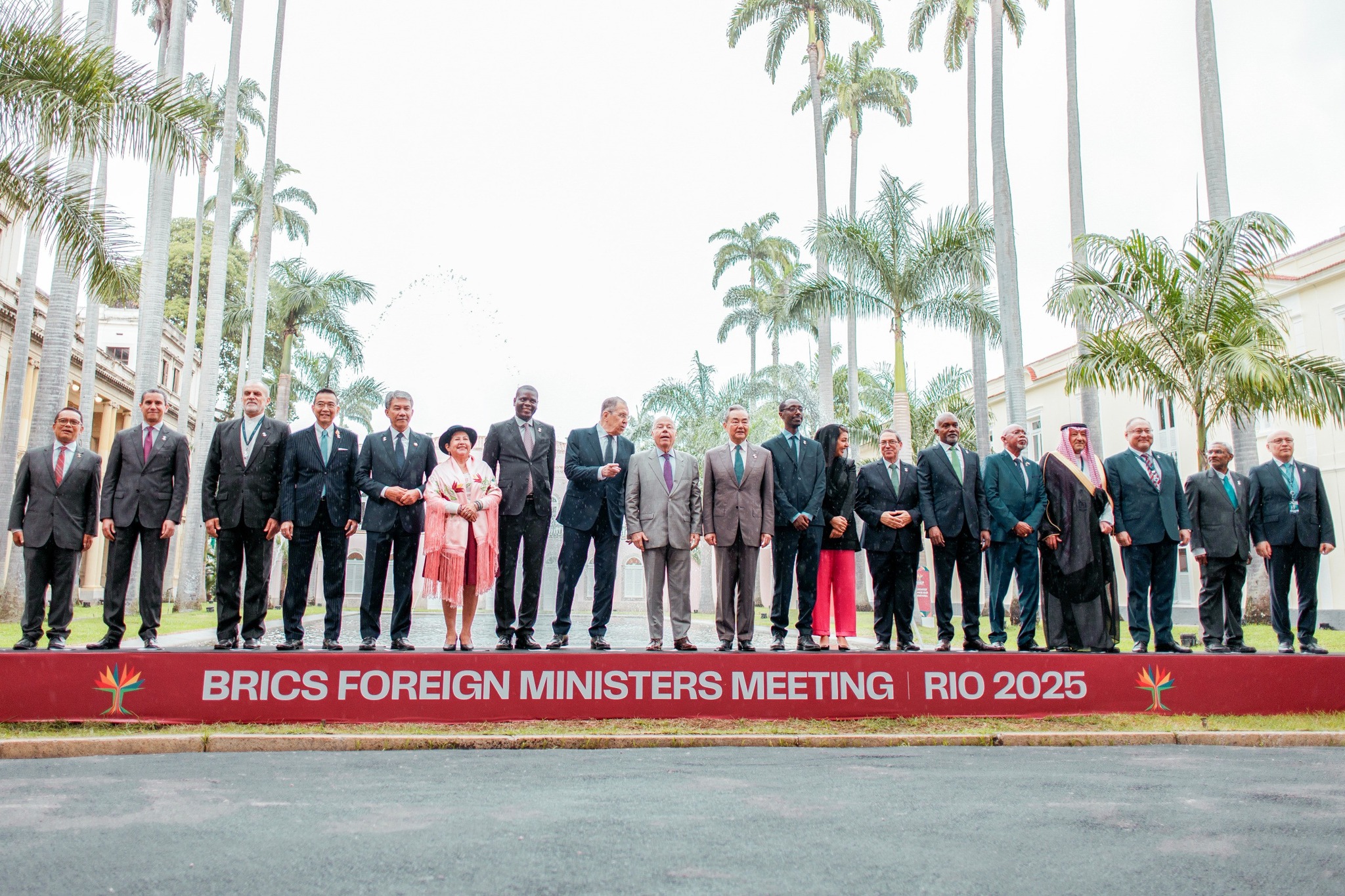 Bolivia participa como país asociado de los BRICS y propone crear un banco de medicamentos