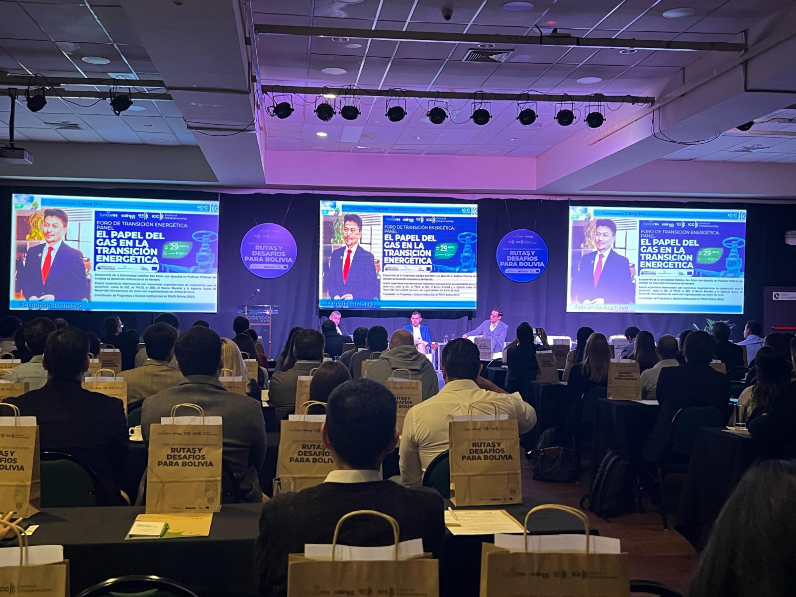 Promueven las finanzas sostenibles en Foro de Transición Energética en Santa Cruz