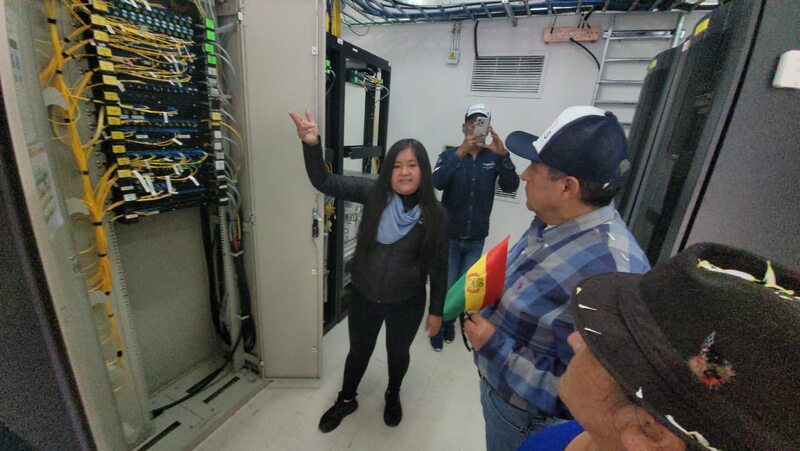 En Quillacollo entregan sistema de riego y fibra óptica para mejorar la conexión digital