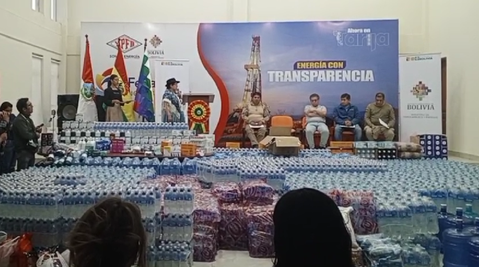 En Tarija entregan alimentos, medicamentos y agua para apoyar a los bomberos que sofocan el incendio en la serranía de Sama