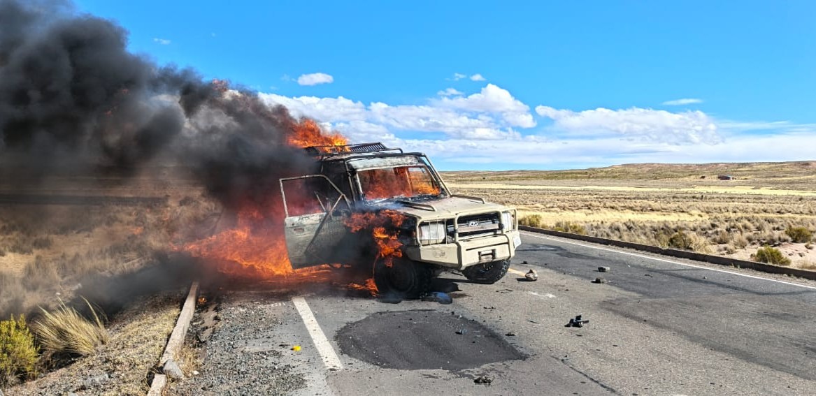 Contrabandistas emboscan a militares, queman una patrulla y secuestran a un militar