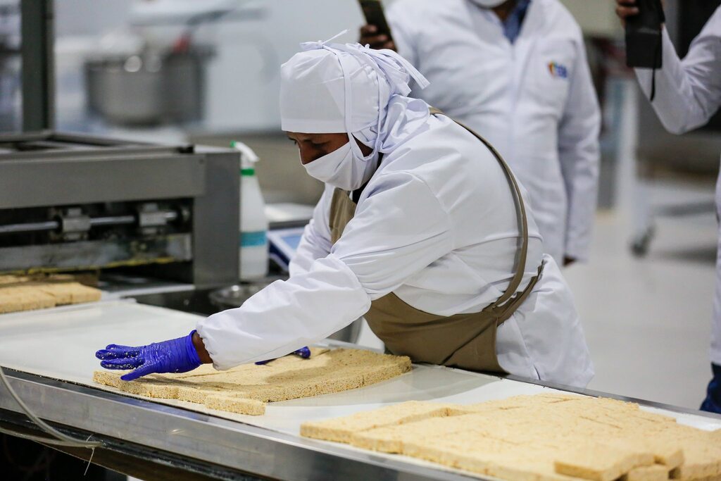 La estatal EBA es autosostenible, genera utilidades y apunta exportar galletas a Chile