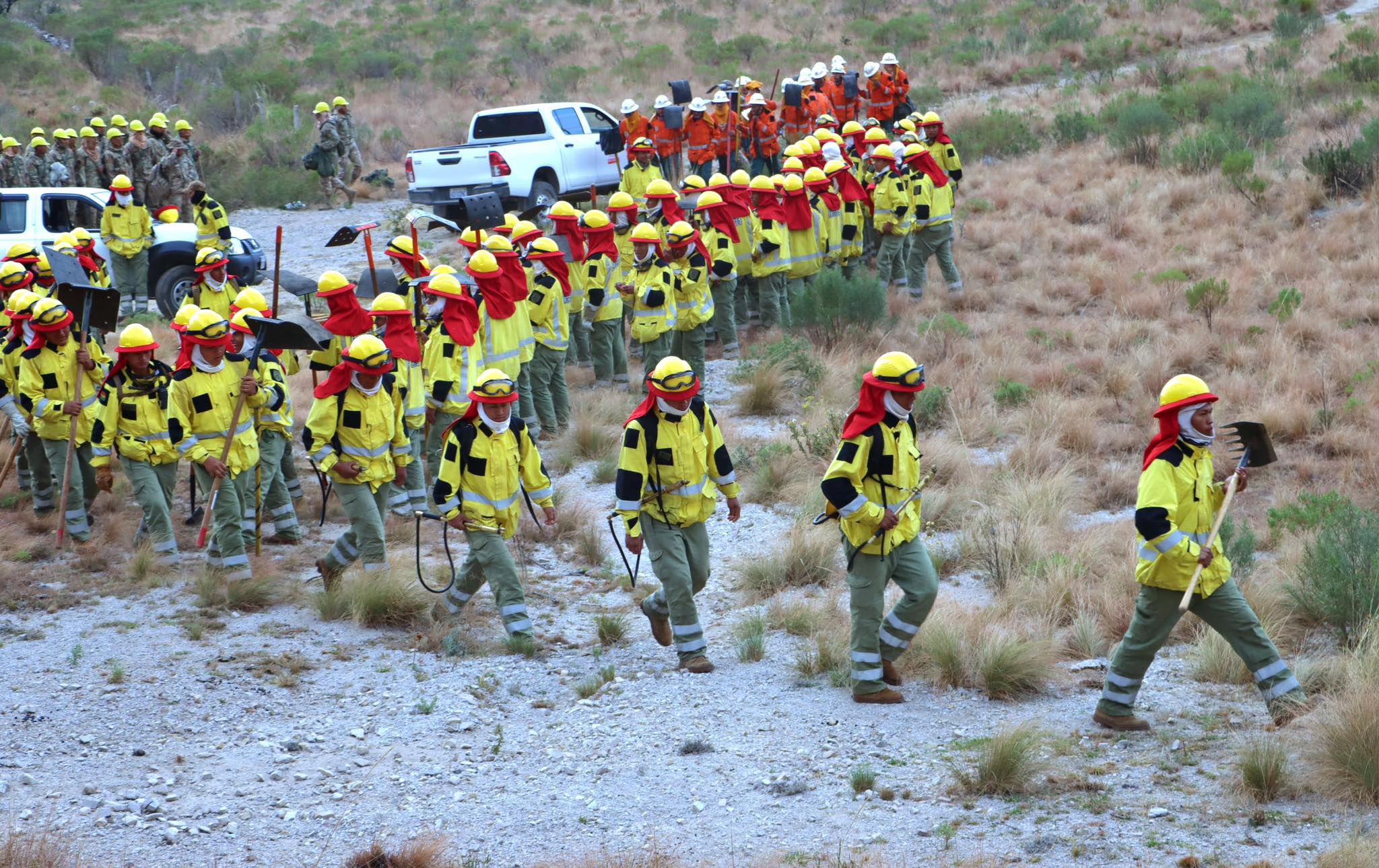 Sofocan el 90% del incendio en Sama y se movilizaron alrededor de 600 bomberos
