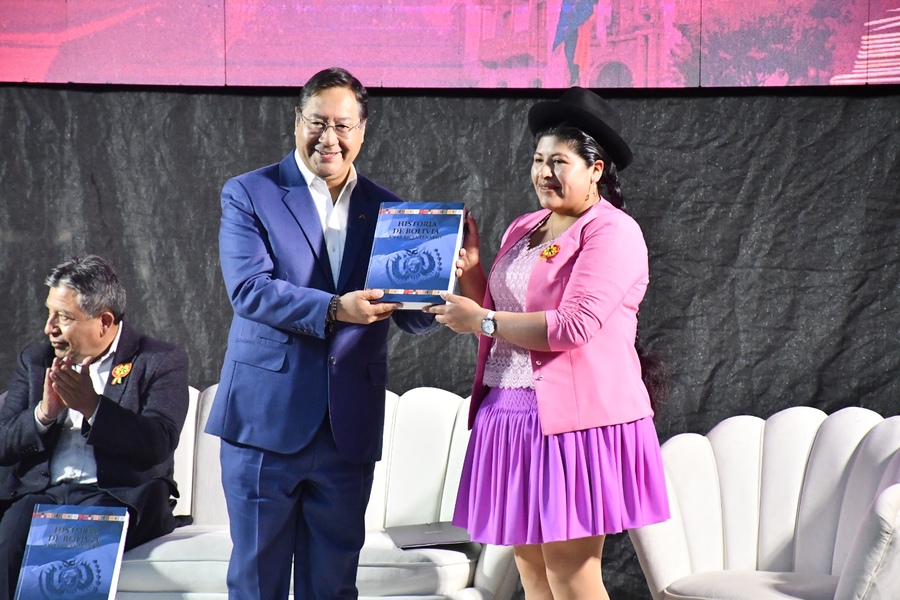 Presentan “Historia de Bolivia en su Bicentenario" una contribución al fortalecimiento de la memoria e identidad plurinacional 