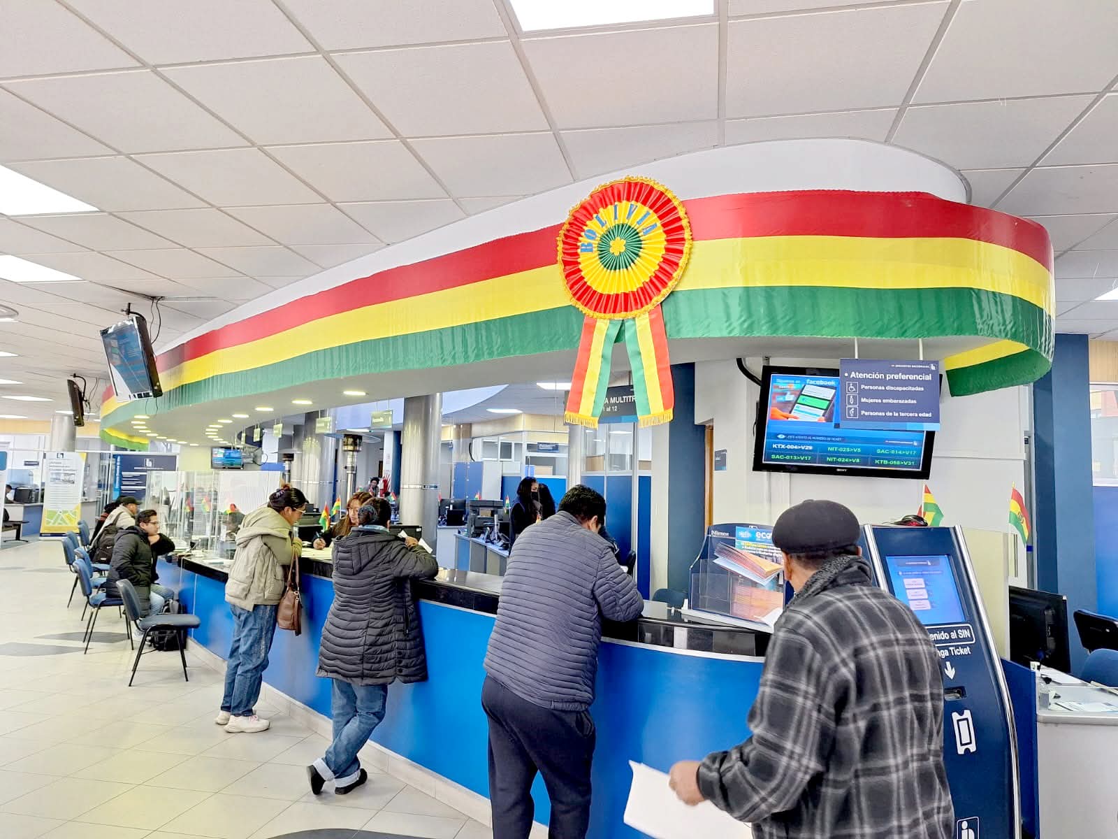 Comercio y Servicios Financieros elevan a Bs 5.595,6 y Bs 4.245,1 el pago de tributos 