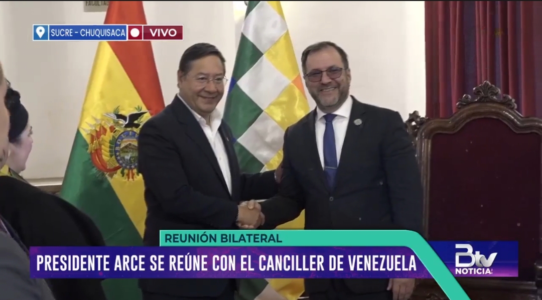 Canciller de Venezuela obsequia a Arce una réplica de la espada del Libertador Simón Bolívar