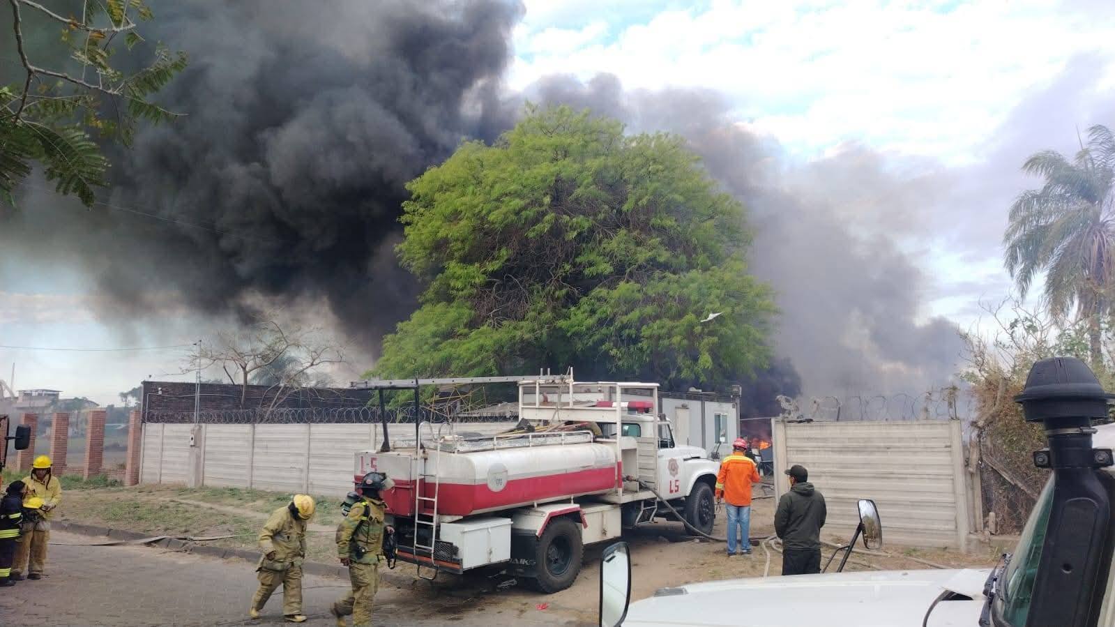 Incendio en predios de la Gobernación de Santa Cruz consumió 10 vehículos, 15 cuadratracks y almacén con mobiliario