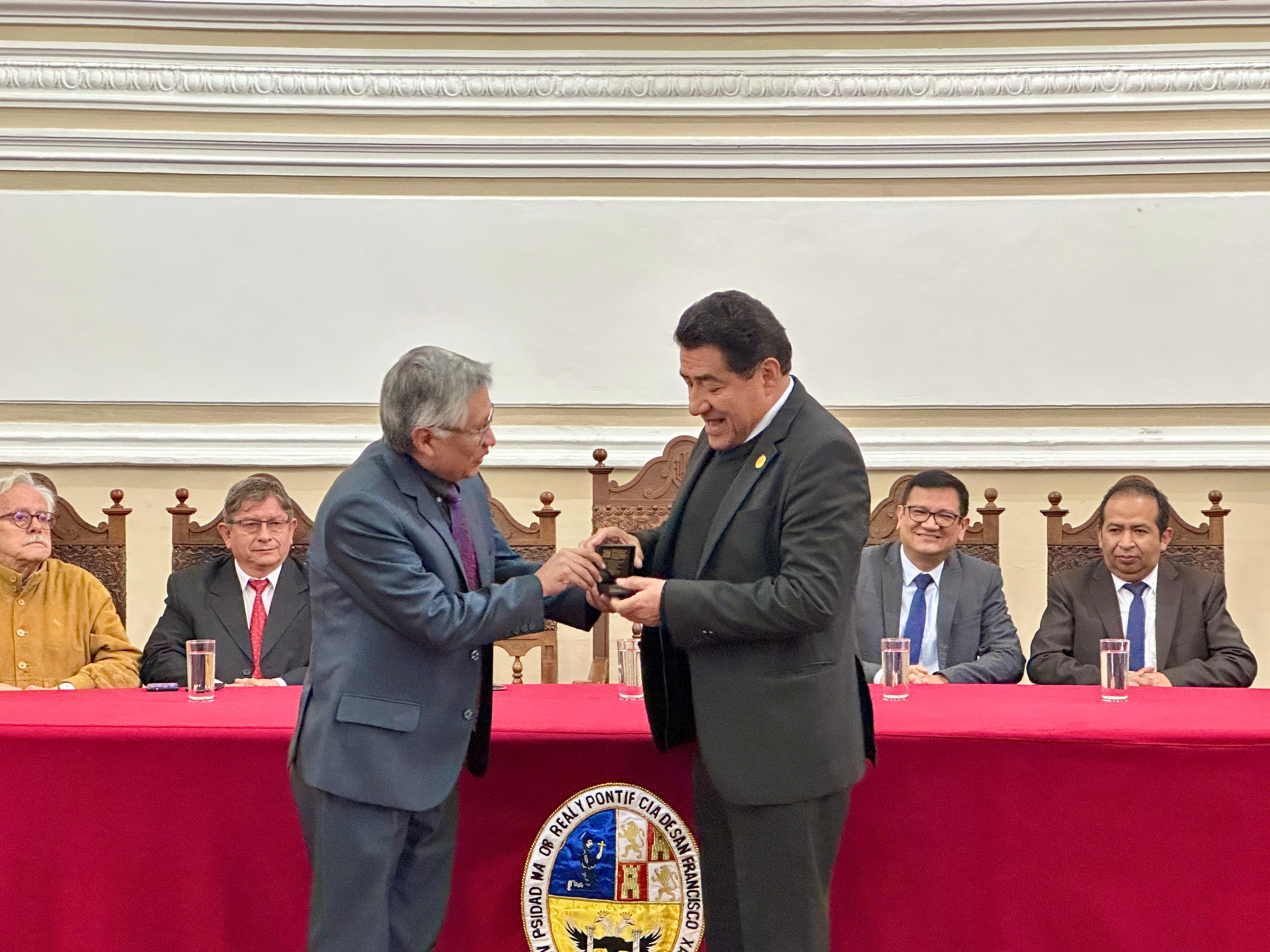 BCB rinde homenaje a los 400 años de creación de la “U” Xavier de Chuquisaca con una moneda conmemorativa