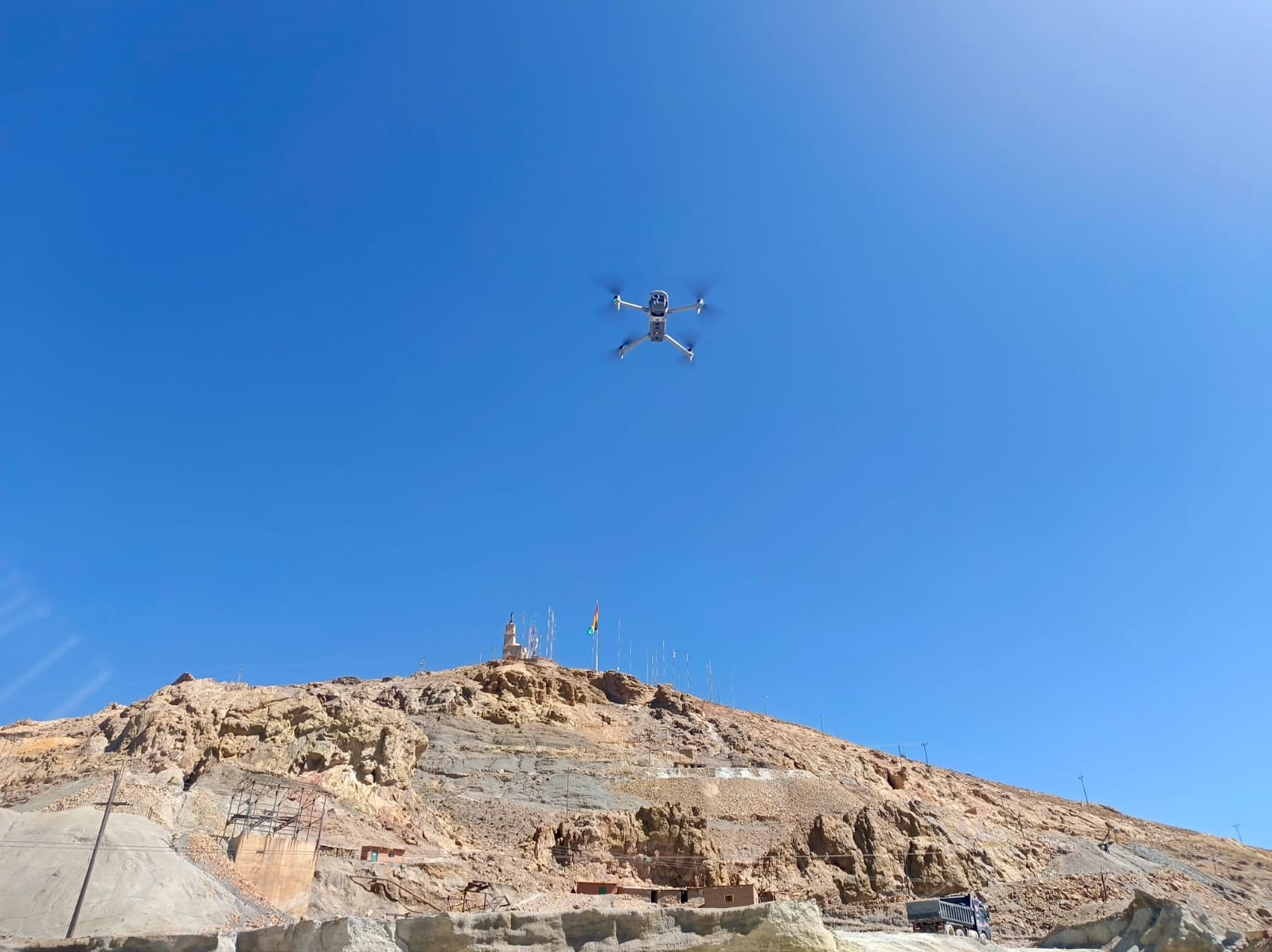 Fijan área de seguridad para cesar operaciones mineras sobre la cota 4.400 del Cerro Rico con dron inteligente