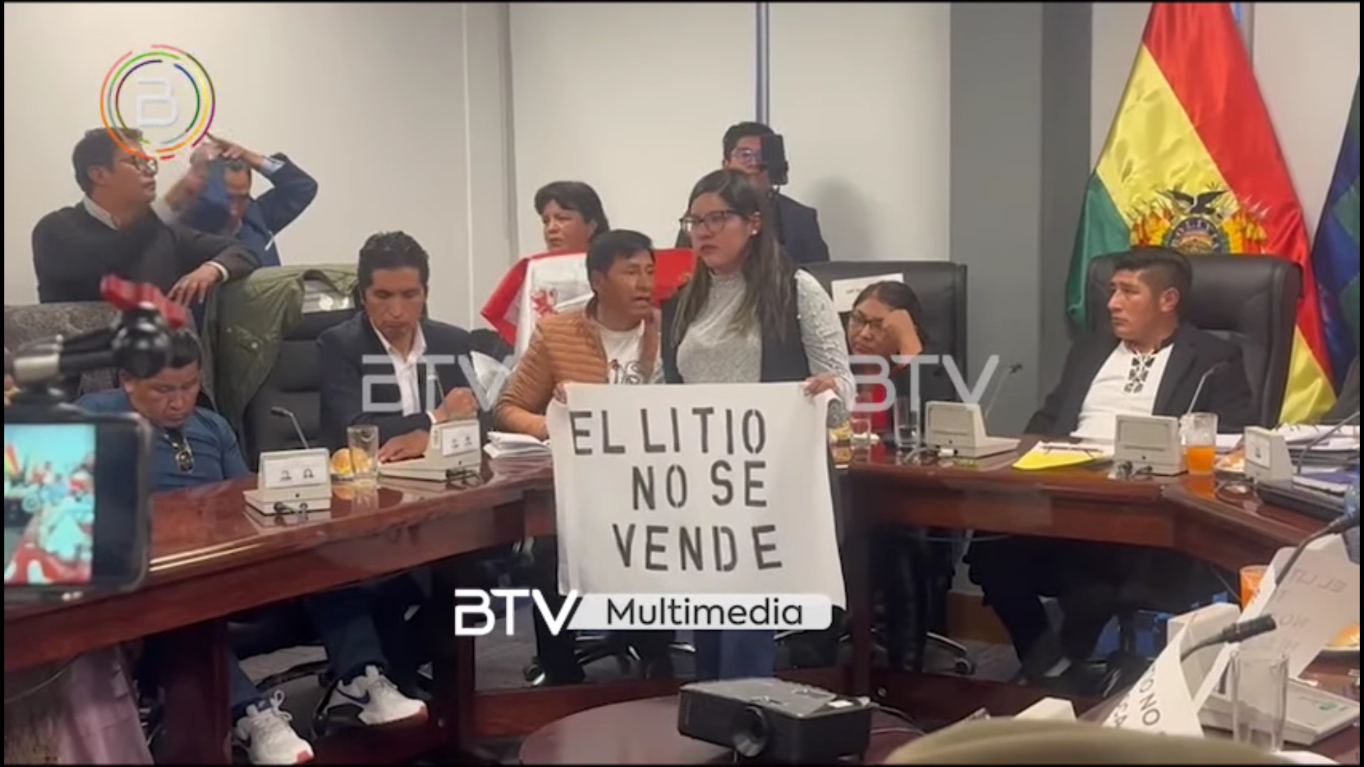 Comisión de Diputados suspende sesión para tratar contrato de litio con empresa rusa ante denuncia de agresiones