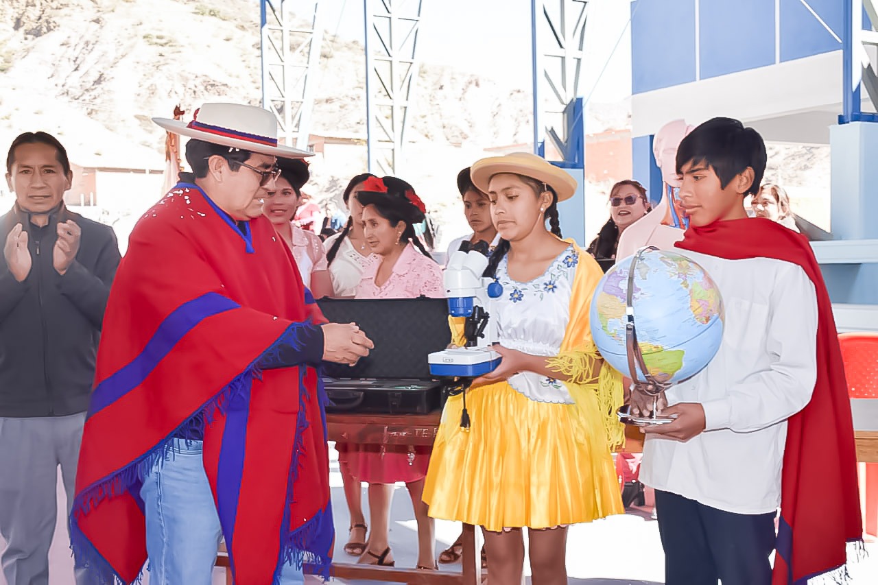 En Potosí entregan laboratorios y computadoras a cinco unidades educativas