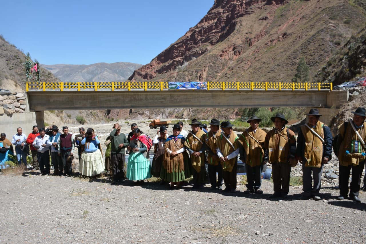 En el municipio paceño de Mecapaca entregan un puente para impulsar el desarrollo agropecuario