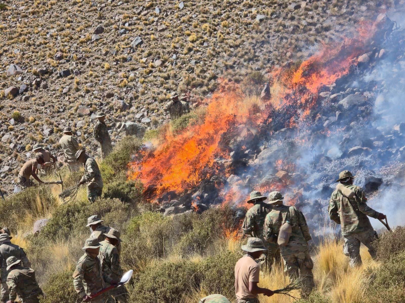 Militares logran sofocar el fuego en el Cerro Tunupa, 125 familias fueron afectadas