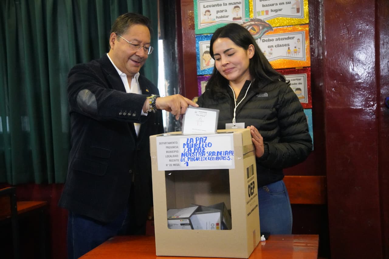 El presidente Luis Arce emite su voto. Foto: Jorge Mamani.